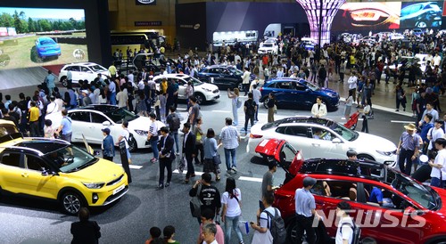 【부산=뉴시스】 하경민 기자 = 2018 부산국제모터쇼 공식 개막일인 8일 오후 부산 벡스코 제1전시장을 찾은 관람객들이 각종 신차를 구경하고 있다.&nbsp;&nbsp; 오는 17일까지 열리는 부산모터쇼에는 국내외 완성차 19개 브랜드가 총 203대(국내차 96대, 해외차 98대, 기타 9대)의 차량을 전시한다. 특히 올해 출품차량 중 전기차, 수소차 등 친환경 차량이 45대에 달한다. 2018.06.08.&nbsp; yulnetphoto@newsis.com