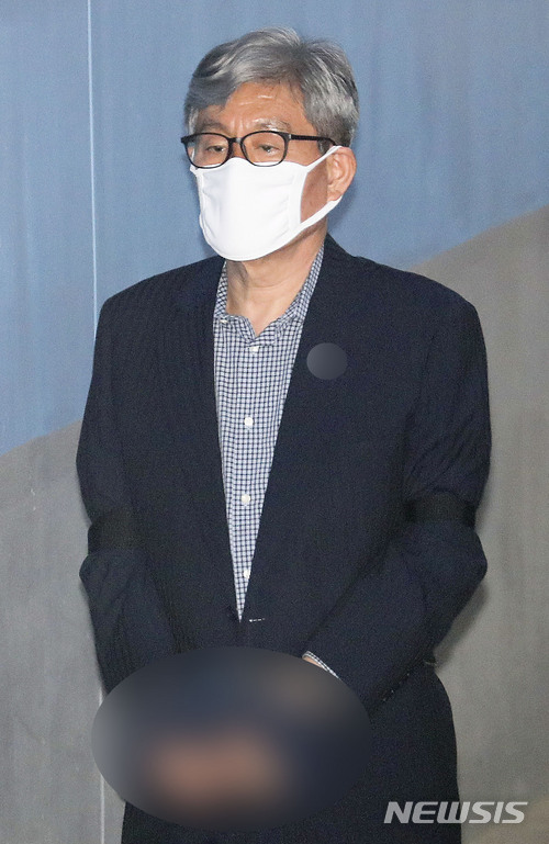 【서울=뉴시스】최진석 기자 = 원세훈 전 국정원장이 지난 8일 오후 서울 서초구 서울중앙지방법원에서 열린 'MBC 장악' 관련 국가정보원법위반 등 3회 공판에 출석하고 있다. 2018.06.08.myjs@newsis.com