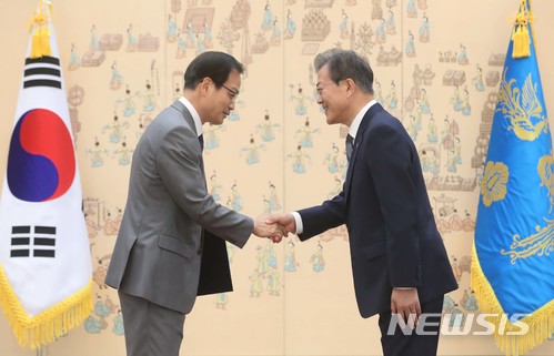 【서울=뉴시스】박진희 기자 = 문재인 대통령이 8일 오후 청와대에서 허익범 변호사에게 드루킹 사건 특별검사 임명장을 수여한 뒤 악수하고 있다. 2018.06.08.&nbsp; pak7130@newsis.com