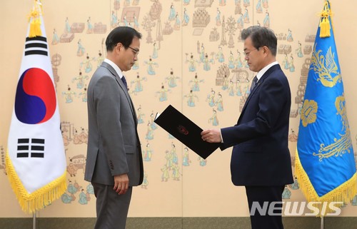 【서울=뉴시스】박진희 기자 = 문재인 대통령이 8일 오후 청와대에서 허익범 변호사에게 드루킹 사건 특별검사 임명장을 수여하고 있다. 2018.06.08.&nbsp;&nbsp;&nbsp;&nbsp; pak7130@newsis.com