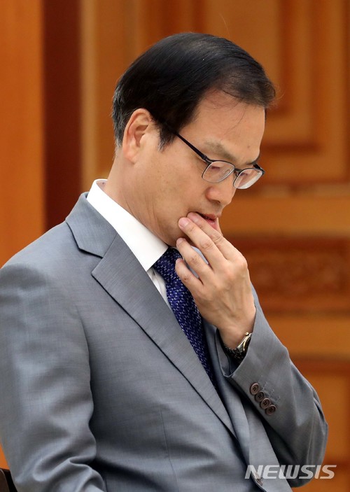 【서울=뉴시스】박진희 기자 = 8일 오후 청와대에서 허익범 특별검사가 임명장 수여식에 참석한 가운데 생각에 잠겨있다. 2018.06.08.&nbsp;&nbsp;&nbsp;&nbsp; pak7130@newsis.com