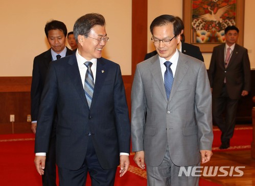 【서울=뉴시스】박진희 기자 = 문재인 대통령이 8일 오후 청와대에서 '드루킹 댓글조작 사건'을 조사할 허익범 특별검사에게 임명장을 수여한 뒤 접견실로 향하며 이야기를 나누고 있다. 2018.06.08. pak7130@newsis.com 