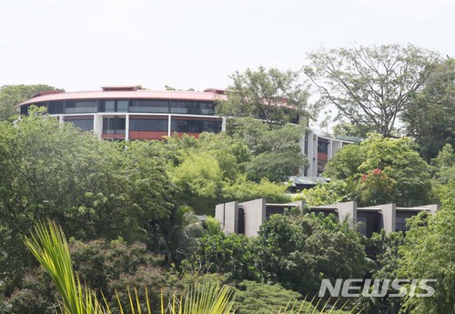 【싱가포르=뉴시스】조성봉 기자 = 북미정상회담을 나흘 앞둔 8일 오후 북미정상회담 장소인 센토사섬 카펠라 호텔에 긴장감이 흐르고 있다.&nbsp; 싱가포르 당국은 10-14일까지 샹그릴라 호텔 주변 탕린 지역과 센토사 섬 일대를 특별행사구역으로 지정했다. 2018.06.08. suncho21@newsis.com