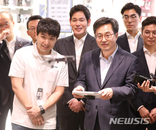 【하남=뉴시스】전진환 기자 = 김동연 부총리 겸 기획재정부장관이 8일 오후 경기도 하남시 스타필드 하남 내에 위치한 일렉트로마트에서 드론을 시연하고 있다. 2018.06.08. amin2@newsis.com