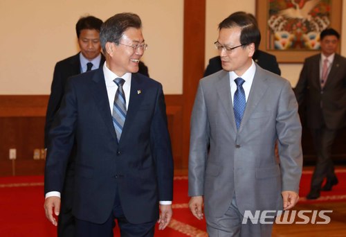 【서울=뉴시스】박진희 기자 = 문재인 대통령이 지난 8일 오후 청와대에서 허익범 변호사에게 특별검사 임명장 수여하고 접겹실로 향하고 있다. 2018.06.08.pak7130@newsis.com