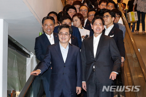 【하남=뉴시스】전진환 기자 = 김동연 부총리 겸 기획재정부 장관이 정용진 신세계그룹 부회장이 8일 오후 경기도 하남시 스타필드 하남을 방문해 신세계그룹 및 협력사와 함께하는 '혁신성장 혁신소통 간담회' 참석을 위해 이동하고 있다. 이번 간담회에서는 유통혁신을 위한 민간과 정부의 역할, 기업투자 확대, 일자리 창출 등이 논의될 예정이다. 2018.06.08. photo@newsis.com