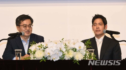 【하남=뉴시스】 전진환 기자 = 김동연 부총리(왼쪽)가 8일 경기 하남시 스타필드하남을 방문, 신세계그룹과 현장소통 간담회에서 인사말을 하고 있다. 오른쪽은 정용진 신세계 부회장. 2018.06.08. photo@newsis.com