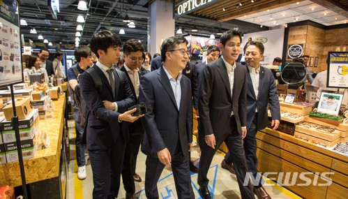 【하남=뉴시스】 전진환 기자 = 김동연 경제부총리 겸 기획재정부 장관이 8일 경기도 하남시 스타필드 하남 일렉트로마트를 방문해 정용진 신세계 부회장과 매장 내부를 둘러보고 있다. 2018.06.08. photo@newsis.com