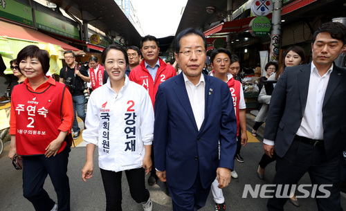 【서울=뉴시스】박영태 기자 = 6.13 전국동시지방선서 지원유세를 재개한 홍준표 자유한국당 대표가 8일 오후 서울 노원구 상계중앙시장을 찾아 강연재 노원구병 국회의원 후보와 함께 시장을 돌며 지지를 호소하고 있다. 2018.06.08. since1999@newsis.com