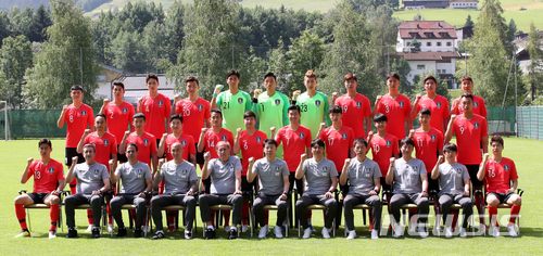 【레오강(오스트리아)=뉴시스】고범준 기자 = 2018 러시아월드컵에 출전하는 한국 축구대표팀 신태용 감독을 비롯한 코칭 스텝, 선수들이 8일(현지시간) 오전 전지훈련 캠프인 오스트리아 레오강 스타인베르그 스타디온에서 월드컵 대표팀 유니폼을 착용하고 기념촬영을 하고 있다.&nbsp; 신태용 감독이 이끄는 월드컵 대표팀은 오는 11일 세네갈과 비공개 평가전을 마지막으로 12일 러시아 내 베이스캠프인 상트페테르부르크(Saint Petersburg)에 입성한다. 2018.06.08.&nbsp; bjko@newsis.com