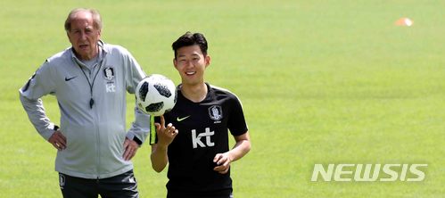 【레오강(오스트리아)=뉴시스】고범준 기자 = 2018 러시아월드컵에 출전하는 한국 축구대표팀 손흥민이 8일(현지시간) 오전 전지훈련 캠프인 오스트리아 레오강 스타인베르그 스타디온에서 훈련에 앞서 공을 돌리고 있다. 신태용 감독이 이끄는 월드컵 대표팀은 오는 11일 세네갈과 비공개 평가전을 마지막으로 12일 러시아 내 베이스캠프인 상트페테르부르크(Saint Petersburg)에 입성한다. 2018.06.08. bjko@newsis.com