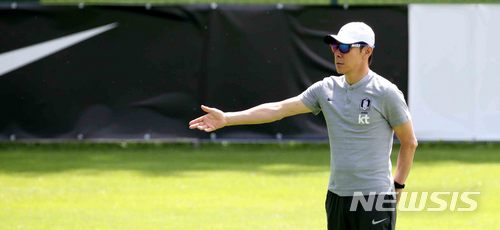 【레오강(오스트리아)=뉴시스】고범준 기자 = 2018 러시아월드컵에 출전하는 한국 축구대표팀 신태용 감독이 8일(현지시간) 오전 전지훈련 캠프인 오스트리아 레오강 스타인베르그 스타디온에서 선수들에게 훈련을 지시하고 있다. 신태용 감독이 이끄는 월드컵 대표팀은 오는 11일 세네갈과 비공개 평가전을 마지막으로 12일 러시아 내 베이스캠프인 상트페테르부르크(Saint Petersburg)에 입성한다. 2018.06.08. bjko@newsis.com