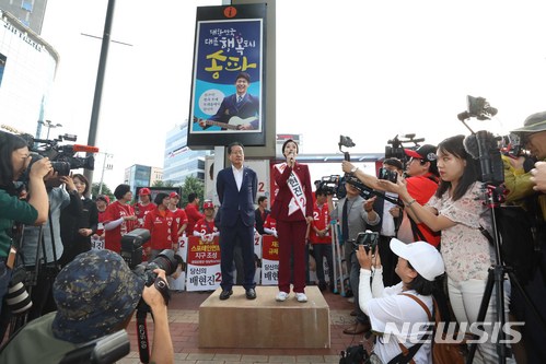 【서울=뉴시스】고승민 기자 = 제7회 전국동시지방선거 및 국회의원 재보궐선거 사전투표가 시작된 8일 오후 자유한국당 홍준표 대표가 서울 송파구 서호사거리에서 배현진 송파구을 국회의원 후보의 지원유세를 하고 있다. 배현진 후보가 발언하고 있다. 2018.06.08. kkssmm99@newsis.com