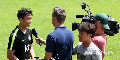 【레오강(오스트리아)=뉴시스】고범준 기자 = 2018 러시아월드컵에 출전하는 한국 축구대표팀 구자철이 8일(현지시간) 오전 전지훈련 캠프인 오스트리아 레오강 스타인베르그 스타디온에서 독일 언론과 인터뷰를 하고 있다.&nbsp; 신태용 감독이 이끄는 월드컵 대표팀은 오는 11일 세네갈과 비공개 평가전을 마지막으로 12일 러시아 내 베이스캠프인 상트페테르부르크(Saint Petersburg)에 입성한다. 2018.06.08.&nbsp; bjko@newsis.com