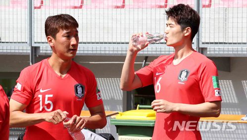 【레오강(오스트리아)=뉴시스】고범준 기자 = 2018 러시아월드컵에 출전하는 한국 축구대표팀 기성용이 8일(현지시간) 오전 전지훈련 캠프인 오스트리아 레오강 스타인베르그 스타디온에서 월드컵 대표팀 유니폼을 착용하고 기념촬영에 앞서 물을 마시고 있다. 왼쪽은 정우영.&nbsp; 신태용 감독이 이끄는 월드컵 대표팀은 오는 11일 세네갈과 비공개 평가전을 마지막으로 12일 러시아 내 베이스캠프인 상트페테르부르크(Saint Petersburg)에 입성한다. 2018.06.08.&nbsp; bjko@newsis.com