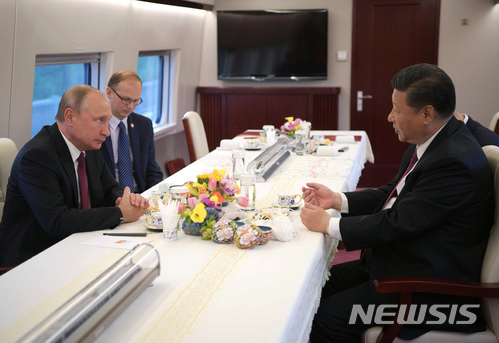 【베이징=AP/뉴시스】8일 시진핑 국가주석과 블라디미르 푸틴 러시아 대통령이 베이징에서 톈진으로 가는 고속철 특별 회의실에서 대화를 나누고 있다. 2018.06.08 