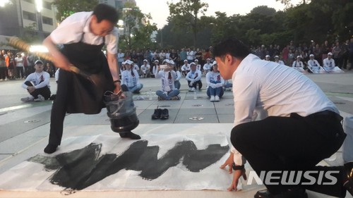 【통영=뉴시스】신정철 기자 = 6.13통영시장 선거, 무소속 진의장 후보는 8일 통영시 광도면 죽림신도시내 내죽도공원에서 시를 낭송하고, 그림을 그리는 이색 선거운동을 벌여 유권자들의 관심을 끌었다.&nbsp;&nbsp; 진 후보는 이날 오후 7시부터 '음악과 시가 흐르는 통영시민위안의 밤'이란 이색적인 선거유세를 갖고, 시를 낭송한데 이어 대형 붓으로 그림을 그렸다.2018.06.09.&nbsp;&nbsp; sin@newsis.com&nbsp;&nbsp; 