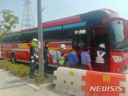 【청주=뉴시스】임장규 기자 = SK하이닉스 청주테크노폴리스 신축 공장 건설 근로자들이 9일 오전 6·13 지방선거 사전투표를 하기 위해 사측에서 제공한 셔틀버스에 오르고 있다. 2018.06.09. (사진=SK하이닉스 제공) photo@newsis.com
