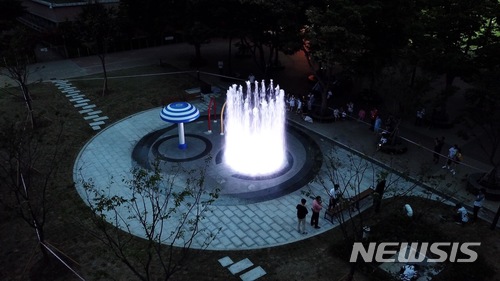 【서울=뉴시스】서초구는 양재근린공원에 수질정화시설 갖춘 바닥분수, 우산조형 분수, 터널형 안개 분수 등 '3종입체 분수대'를 290㎡(87평)의 터에 조성하고 15일 주민들에게 개방한다.2018.06.10. (사진=서초구 제공)