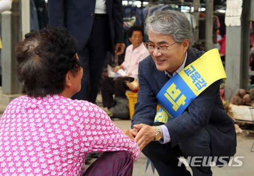 【창원=뉴시스】 홍정명 기자 = 9일 경남 함안군 군북면 군북장을 찾은 박종훈 경남도교육감 후보가 한 할머니의 손을 잡고 지지를 당부하고 있다.2018.06.09.(사진=박종훈 후보 캠프 제공) photo@newsis.com