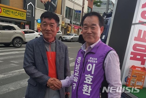 【창원=뉴시스】 홍정명 기자 = 9일 경남 진주시를 찾은 이효환 경남도교육감 후보가 한 유권자와 악수하면서 지지를 당부하고 있다.2018.06.09.(사진=이효환 후보 캠프 제공) photo@newsis.com