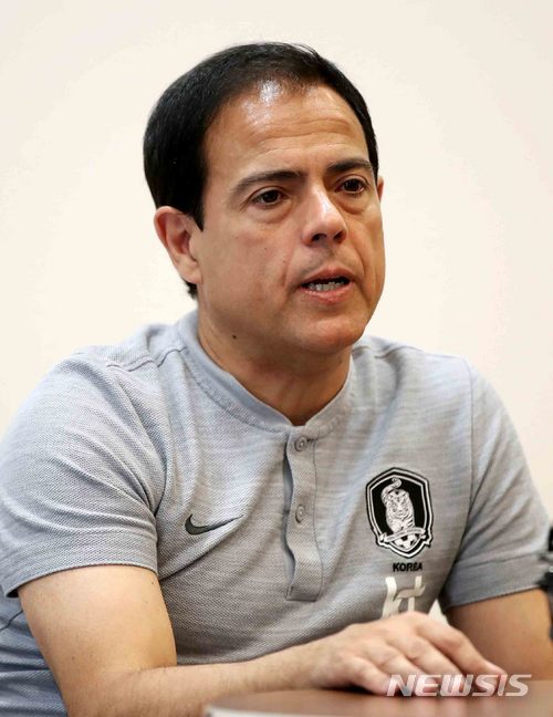 【레오강(오스트리아)=뉴시스】고범준 기자 = 8일(현지시간) 오후 오스트리아 레오강 크랄러호프 호텔에서 열린 2018 러시아월드컵 한국 대표팀 코칭스텝 간담회에서 하비에르 미냐노 피지컬코치가 취재진 질문에 답변하고 있다.&nbsp; 신태용 감독이 이끄는 월드컵 대표팀은 오는 11일 세네갈과 비공개 평가전을 마지막으로 12일 러시아 내 베이스캠프인 상트페테르부르크(Saint Petersburg)에 입성한다. 2018.06.08.&nbsp; bjko@newsis.com