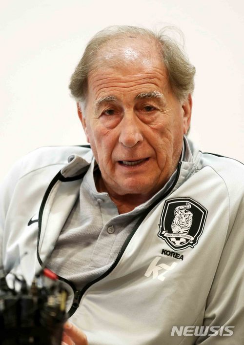 【레오강(오스트리아)=뉴시스】고범준 기자 = 8일(현지시간) 오후 오스트리아 레오강 크랄러호프 호텔에서 열린 2018 러시아월드컵 한국 대표팀 코칭스텝 간담회에서 토니 그란데 수석코치가 취재진 질문에 답변하고 있다. 신태용 감독이 이끄는 월드컵 대표팀은 오는 11일 세네갈과 비공개 평가전을 마지막으로 12일 러시아 내 베이스캠프인 상트페테르부르크(Saint Petersburg)에 입성한다. 2018.06.08. bjko@newsis.com