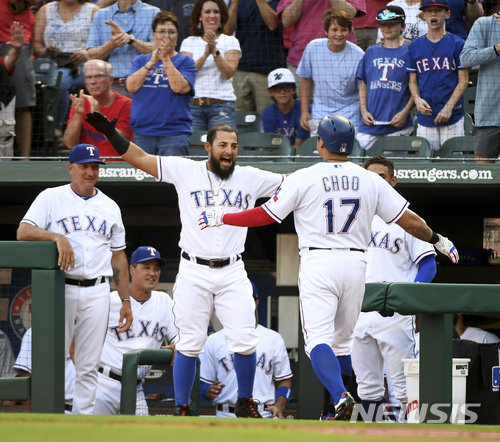 【알링턴=AP/뉴시스】 9일(한국시간) 미국 텍사스주 알링턴의 글로브 라이프 파크에서 열린 휴스턴 애스트로스와의 경기에서 1회말 선두타자 홈런을 때려낸 후 동료와 기쁨을 나누는 텍사스 레인저스의 추신수(사진 가장 오른쪽).