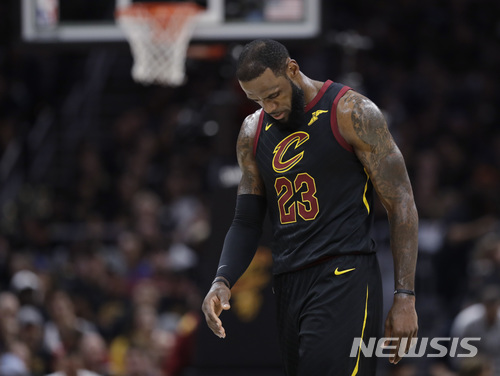 【클리블랜드=AP/뉴시스】 클리블랜드 캐벌리어스의 르브론 제임스가 9일(한국시간) 미국 오하이오주 클리블랜드의 퀴큰 론스 아레나에서 열린 골든스테이트 워리어스와의 2017~2018 NBA 챔피언결정전 4차전에서 고개를 숙인채 벤치로 걸어가고 있다.