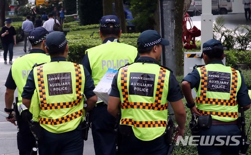 【싱가포르=뉴시스】조성봉 기자 = 북미정상회담을 사흘 앞둔 9일 오전 김정은 북한 국무위원장의 숙소인 싱가포르 세인트 리지스 호텔 앞에서 싱가포르 경찰들이 순찰을 돌고 있다.김정은 국무위원장의 숙소인 세인트 리지스 호텔 옆은 이날부터 14일까지 버스가 하차하지 않으며, 차량의 진입이 전면 통제된다. 2018.06.09.suncho21@newsis.com