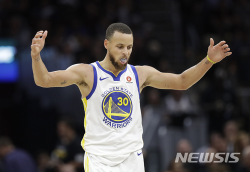 【클리블랜드=AP/뉴시스】 골든스테이트 워리어스의 스테픈 커리가 9일(한국시간) 미국 오하이오주 클리블랜드의 퀴큰 론스 아레나에서 열린 클리블랜드 캐벌리어스와의 2017~2018 NBA 챔피언결정전 4차전에서 슛을 성공한 뒤 기뻐하고 있다.