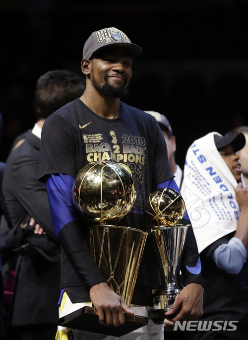 【클리블랜드=AP/뉴시스】 골든스테이트 워리어스의 케빈 듀란트가 9일(한국시간) 미국 오하이오주 클리블랜드의 퀴큰 론스 아레나에서 열린 클리블랜드 캐벌리어스와의 2017~2018 NBA 챔피언결정전 4차전에서 108-85 승리를 이끌고 MVP를 차지한 뒤 트로피를 들고 있다.