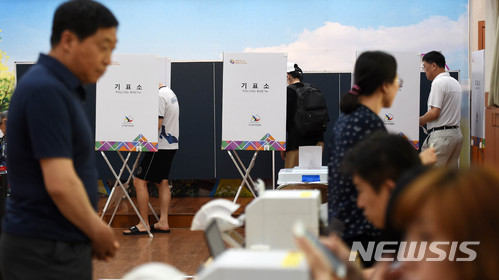 【수원=뉴시스】이정선 기자 = 6.13 지방선거 사전투표 마지막 날인 9일 오후 경기 수원 세류1동행정복지센터에 마련된 세류1동사전투표소에서 유권자들이 소중한 한 표를 행사하고 있다. 2018.06.09. ppljs@newsis.com