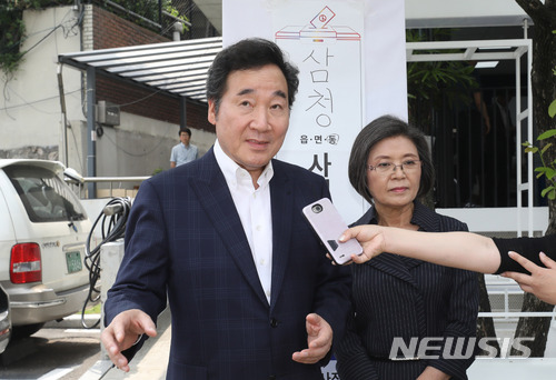 【서울=뉴시스】임태훈 기자 = 이낙연 국무총리가 9일 오후 서울 종로구 삼청동 주민센터에서 제7회 전국동시지방선거 및 국회의원 재보궐선거 사전투표를 마친 후 취재진의 질문에 답변하고 있다. 2018.06.09.&nbsp; taehoonlim@newsis.com