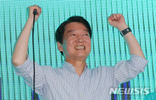 【서울=뉴시스】이영환 기자 = 안철수 바른미래당 서울시장 후보가 9일 오후 서울 강남구 압구정역 인근에서 지지를 호소하고 있다. 2018.06.09.&nbsp; 20hwan@newsis.com