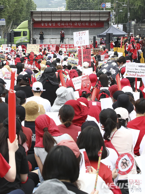 【서울=뉴시스】최진석 기자 = 9일 오후 서울 종로구 대학로에서 열린 불법 촬영 편파 수사 규탄 시위 2차 집회에서 참가자들이 성차별 수사 중단 촉구 구호를 외치고 있다. 2018.06.09.myjs@newsis.com