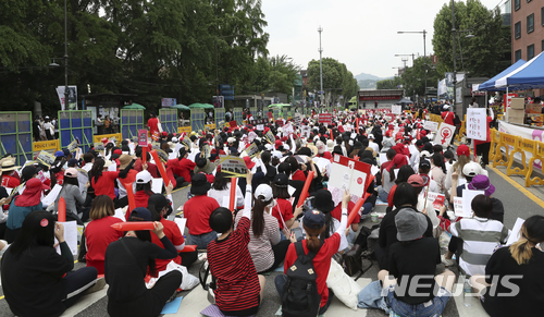 【서울=뉴시스】최진석 기자 = 9일 오후 서울 종로구 대학로에서 열린 홍익대 미대 몰래카메라 사건과 관련해 경찰의 '성(性) 편파 수사'를 주장하는 여성단체 '불편한용기'의 불법 촬영 편파 수사 규탄 시위 2차 집회에서 참가자들이 성차별 수사 중단 촉구 구호를 외치고 있다. 2018.06.09.myjs@newsis.com