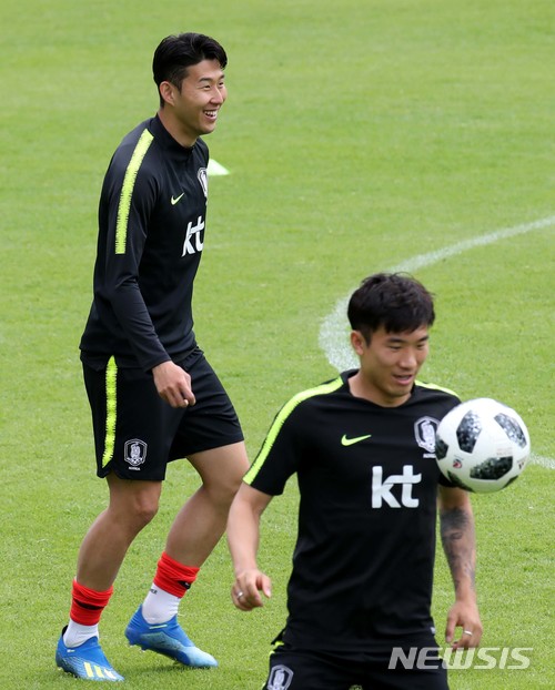 【레오강(오스트리아)=뉴시스】고범준 기자 = 2018 러시아월드컵에 출전하는 한국 축구대표팀 손흥민이 9일(현지시간) 오전 전지훈련 캠프인 오스트리아 레오강 스타인베르그 스타디온에서 훈련을 하고 있다. 신태용 감독이 이끄는 월드컵 대표팀은 오는 11일 세네갈과 비공개 평가전을 마지막으로 12일 러시아 내 베이스캠프인 상트페테르부르크(Saint Petersburg)에 입성한다. 2018.06.09. bjko@newsis.com