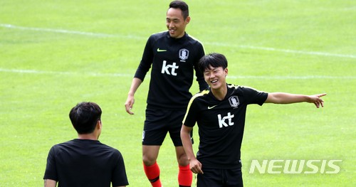 【레오강(오스트리아)=뉴시스】고범준 기자 = 2018 러시아월드컵에 출전하는 한국 축구대표팀 이승우가 9일(현지시간) 오전 전지훈련 캠프인 오스트리아 레오강 스타인베르그 스타디온에서 훈련을 하고 있다. 신태용 감독이 이끄는 월드컵 대표팀은 오는 11일 세네갈과 비공개 평가전을 마지막으로 12일 러시아 내 베이스캠프인 상트페테르부르크(Saint Petersburg)에 입성한다. 2018.06.09. bjko@newsis.com