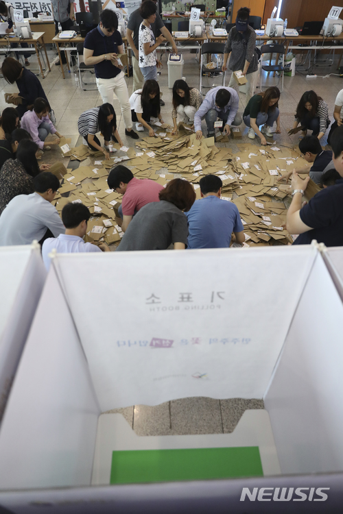 【서울=뉴시스】최진석 기자 = 제7회 전국동시지방선거 및 국회의원 재ㆍ보궐선거 사전투표가 종료된 9일 오후 용산구 서울역에 차려진 사전투표소에서 선관위 관계자들이 관외 선거인 투표 봉투를 용산구 선거관리위원회로 옮기기에 앞서 정리하고 있다. 중앙선거관리위원회에 따르면 6·13지방선거 사전투표 최종투표율은 20.14%로, 국회의원 재보궐선거 사전투표 최종투표율은 21.07%로 마감됐다. 2018.06.09.&nbsp; myjs@newsis.com 