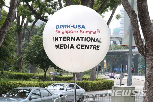 【싱가포르=뉴시스】조성봉 기자 = 북미정상회담을 사흘 앞둔 9일 오후 북미정상회담 프레스센터가 있는 F1 핏 빌딩 입구에 북미정상회담을 알리는 대형풍선이 띄워져 있다. 2018.06.09.suncho21@newsis.com