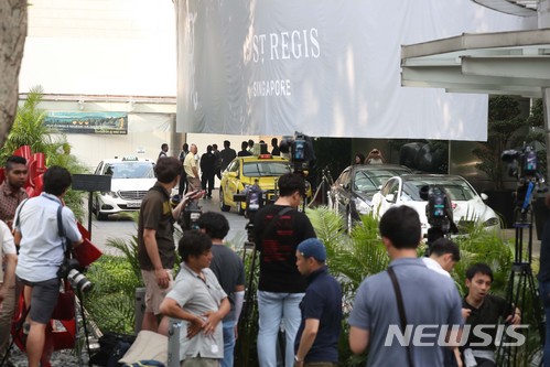 【싱가포르=뉴시스】조성봉 기자 = 북미정상회담을 사흘 앞둔 9일 오후 김정은 북한 국무위원장의 숙소인 싱가포르 세인트 리지스 호텔 앞에서 취재진이 대기하고 있다. 김정은 국무위원장의 숙소인 세인트 리지스 호텔 옆은 이날부터 14일까지 버스가 하차하지 않으며, 차량의 진입이 전면 통제된다. 2018.06.09.suncho21@newsis.com