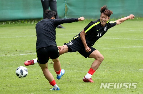 【레오강(오스트리아)=뉴시스】고범준 기자 = 2018 러시아월드컵에 출전하는 한국 축구대표팀 김영권이 9일(현지시간) 오전 전지훈련 캠프인 오스트리아 레오강 스타인베르그 스타디온에서 훈련을 하고 있다. 신태용 감독이 이끄는 월드컵 대표팀은 오는 11일 세네갈과 비공개 평가전을 마지막으로 12일 러시아 내 베이스캠프인 상트페테르부르크(Saint Petersburg)에 입성한다. 2018.06.09. bjko@newsis.com