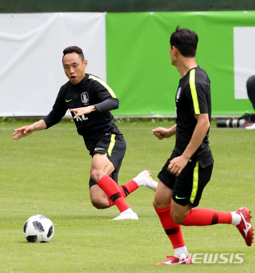 【레오강(오스트리아)=뉴시스】고범준 기자 = 2018 러시아월드컵에 출전하는 한국 축구대표팀 문선민이 9일(현지시간) 오전 전지훈련 캠프인 오스트리아 레오강 스타인베르그 스타디온에서 훈련을 하고 있다.&nbsp; 신태용 감독이 이끄는 월드컵 대표팀은 오는 11일 세네갈과 비공개 평가전을 마지막으로 12일 러시아 내 베이스캠프인 상트페테르부르크(Saint Petersburg)에 입성한다. 2018.06.09.&nbsp; bjko@newsis.com