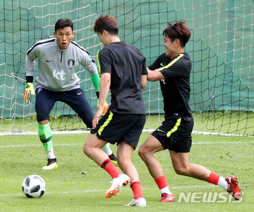 【레오강(오스트리아)=뉴시스】고범준 기자 = 2018 러시아월드컵에 출전하는 한국 축구대표팀 김승규 골키퍼가 9일(현지시간) 오전 전지훈련 캠프인 오스트리아 레오강 스타인베르그 스타디온에서 훈련을 하고 있다. 신태용 감독이 이끄는 월드컵 대표팀은 오는 11일 세네갈과 비공개 평가전을 마지막으로 12일 러시아 내 베이스캠프인 상트페테르부르크(Saint Petersburg)에 입성한다. 2018.06.09. bjko@newsis.com