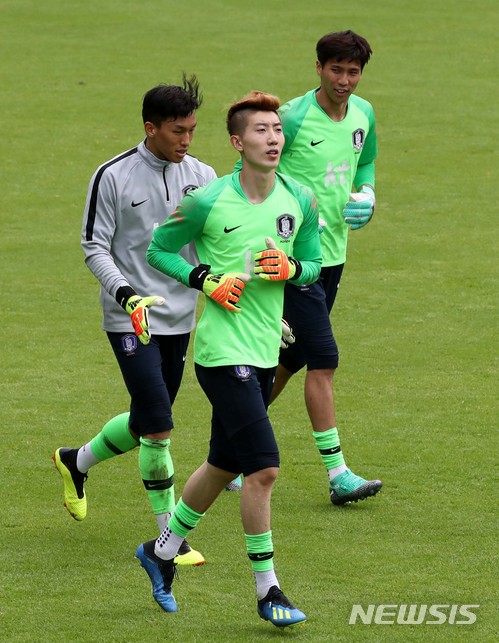 【레오강(오스트리아)=뉴시스】고범준 기자 = 2018 러시아월드컵에 출전하는 한국 축구대표팀 김승규, 김진현, 조현우 골키퍼가 9일(현지시간) 오전 전지훈련 캠프인 오스트리아 레오강 스타인베르그 스타디온에서 훈련을 하고 있다. 신태용 감독이 이끄는 월드컵 대표팀은 오는 11일 세네갈과 비공개 평가전을 마지막으로 12일 러시아 내 베이스캠프인 상트페테르부르크(Saint Petersburg)에 입성한다. 2018.06.09. bjko@newsis.com