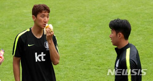 【레오강(오스트리아)=뉴시스】고범준 기자 = 2018 러시아월드컵에 출전하는 한국 축구대표팀 손흥민과 정우영이 9일(현지시간) 오전 전지훈련 캠프인 오스트리아 레오강 스타인베르그 스타디온에서 훈련을 마치고 대화 하고 있다.&nbsp; 신태용 감독이 이끄는 월드컵 대표팀은 오는 11일 세네갈과 비공개 평가전을 마지막으로 12일 러시아 내 베이스캠프인 상트페테르부르크(Saint Petersburg)에 입성한다. 2018.06.09.&nbsp; bjko@newsis.com