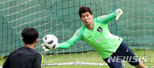 【레오강(오스트리아)=뉴시스】고범준 기자 = 2018 러시아월드컵에 출전하는 한국 축구대표팀 김진현 골키퍼가 9일(현지시간) 오전 전지훈련 캠프인 오스트리아 레오강 스타인베르그 스타디온에서 훈련을 하고 있다. 신태용 감독이 이끄는 월드컵 대표팀은 오는 11일 세네갈과 비공개 평가전을 마지막으로 12일 러시아 내 베이스캠프인 상트페테르부르크(Saint Petersburg)에 입성한다. 2018.06.09. bjko@newsis.com