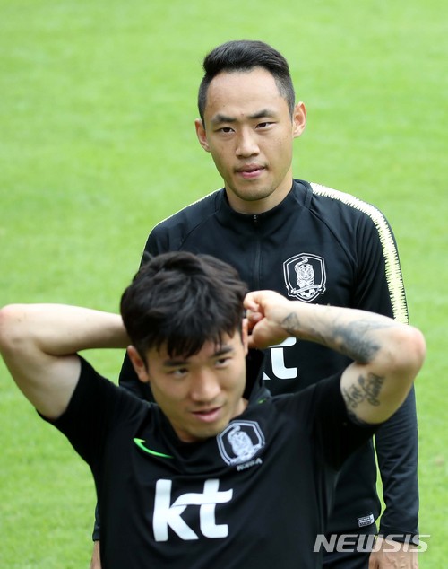 【레오강(오스트리아)=뉴시스】고범준 기자 = 2018 러시아월드컵에 출전하는 한국 축구대표팀 문선민이 9일(현지시간) 오전 전지훈련 캠프인 오스트리아 레오강 스타인베르그 스타디온에서 훈련을 마치고 그라운드를 나가고 있다. 신태용 감독이 이끄는 월드컵 대표팀은 오는 11일 세네갈과 비공개 평가전을 마지막으로 12일 러시아 내 베이스캠프인 상트페테르부르크(Saint Petersburg)에 입성한다. 2018.06.09. bjko@newsis.com