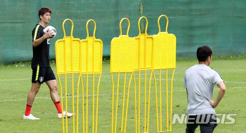 【레오강(오스트리아)=뉴시스】고범준 기자 = 2018 러시아월드컵에 출전하는 한국 축구대표팀 기성용이 9일(현지시간) 오전 전지훈련 캠프인 오스트리아 레오강 스타인베르그 스타디온에서 훈련을 하고 있다. 신태용 감독이 이끄는 월드컵 대표팀은 오는 11일 세네갈과 비공개 평가전을 마지막으로 12일 러시아 내 베이스캠프인 상트페테르부르크(Saint Petersburg)에 입성한다. 2018.06.09. bjko@newsis.com